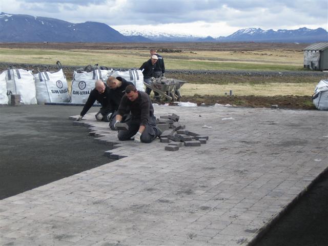 Undirstöður og girðing