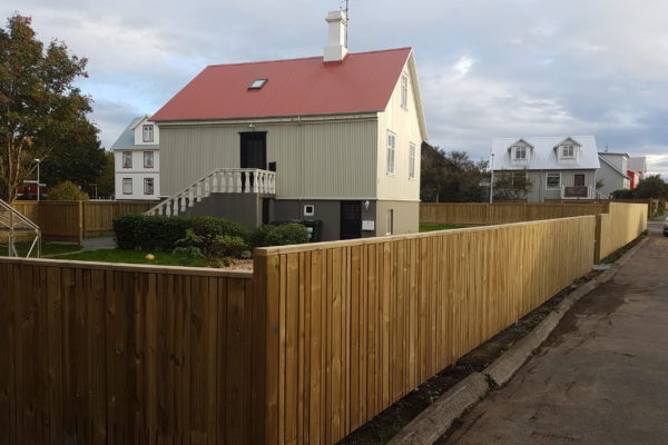 Skjólgirðing og smíðavinna