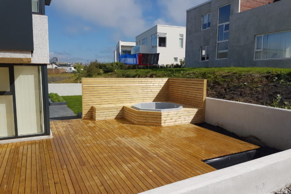 Skjólgirðing og smíðavinna