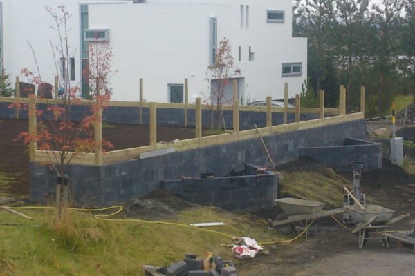 Hleðsla, kantsteinar eða þrep