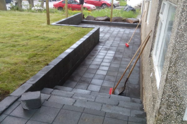 Hleðsla, kantsteinar eða þrep